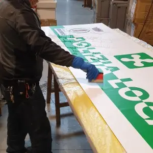 produzione-insegne-per-negozi-uffici-personalizzate
