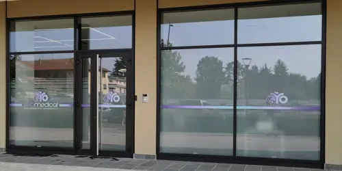 Porte vetrate e finestre su strada