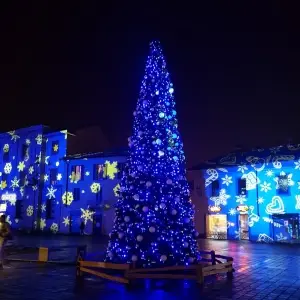 noleggio-albero-di-natale-sintetico-per-esterno-con-proiezioni-sulle-facciate-e-luci-led-e-palline-natalizie-personalizzate
