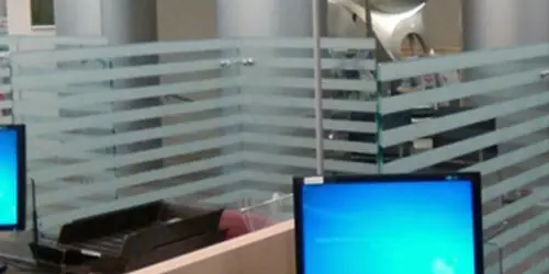 Separatori visivi applicati sul vetro di un ufficio per mantenere la luminosità