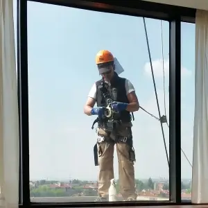 installazione-sistemi -oscuranti per finestre-con-pellicole-oscuranti