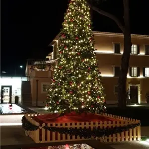 albero-gigante-artificiale-per-esterno-decorato-con-luci-led-e-palline